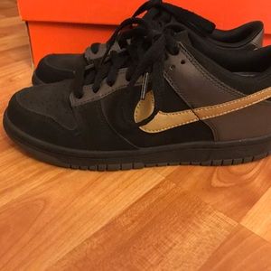 Nike SB size 5Y black/gold suede